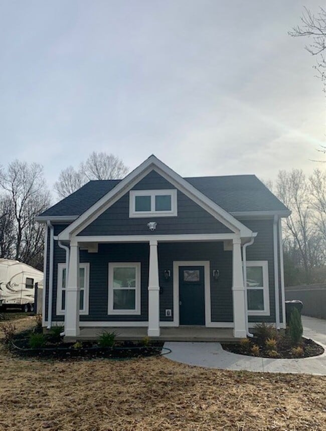 Building Photo - Pre-Leasing now for Fall Semester 2026 Rental
