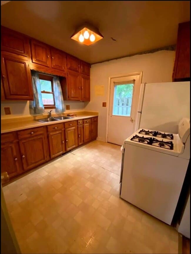 Building Photo - 1527 Ferry St Unit 1527 Ferry Street Rental