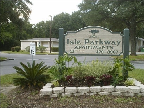 Isle Parkway Apartments - Isle Parkway Apartments