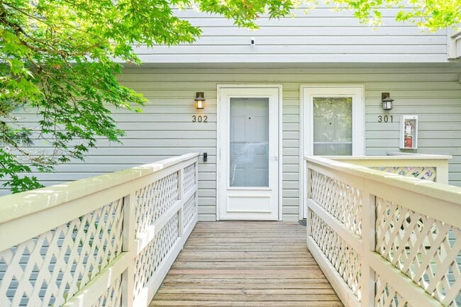 Photo - Beautiful, bright 2-bdrm/2.5-bath Lake Oswego condo. W/D, covered parking, pool, serene setting