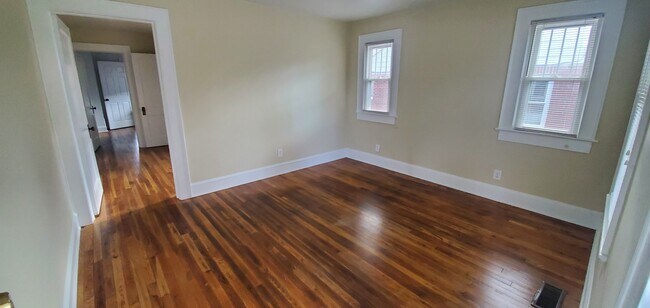 Den (front room) - 2401 Spring Garden St Unit B