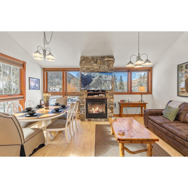 Building Photo - 747 W Pacific Ave Unit ID1324989P