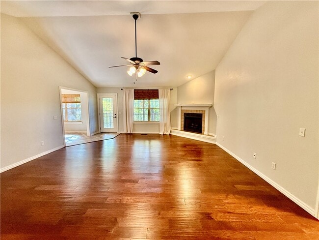 Photo - 305 Meadows Ct