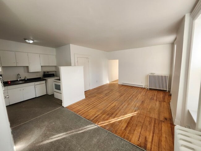 Building Photo - 325 Main St Unit 2