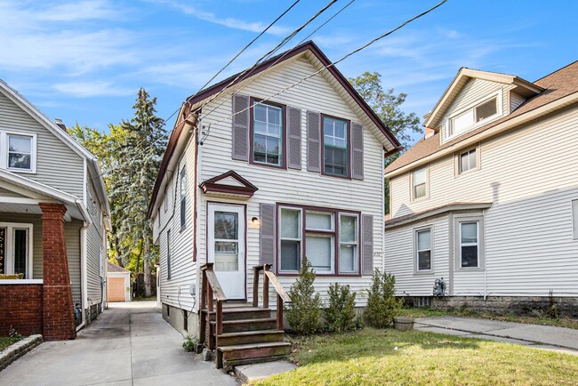 Building Photo - 670 Lake Dr SE Rental