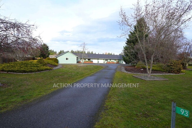 Building Photo - 2 bed, 2 bath, 1 car garage- water, sewer and yard care included! Unit A