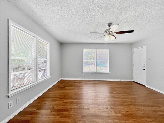 Photo - 5400 Harmon Ave