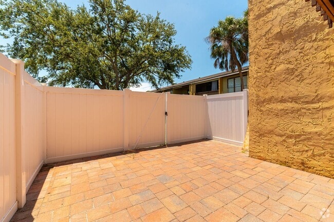 Building Photo - Desirable Location - 2-bed 2-bath Condo 5 ...