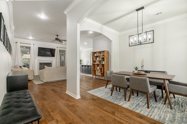 Photo - 212 Cowans St