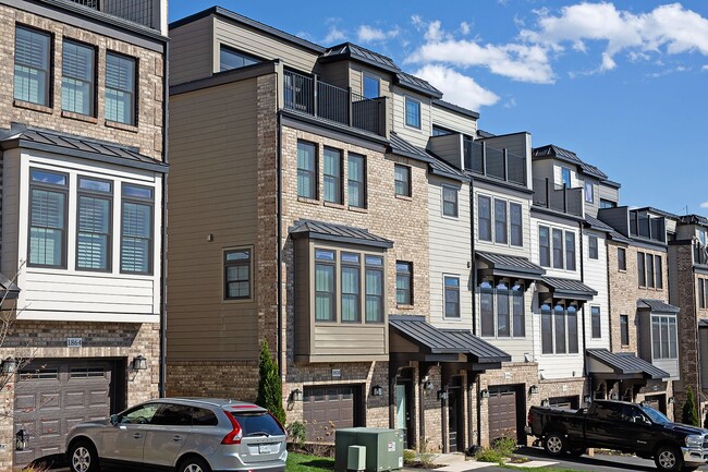Spacious Cascadia Townhome With Rooftop Te... - Spacious Cascadia Townhome With Rooftop Te...