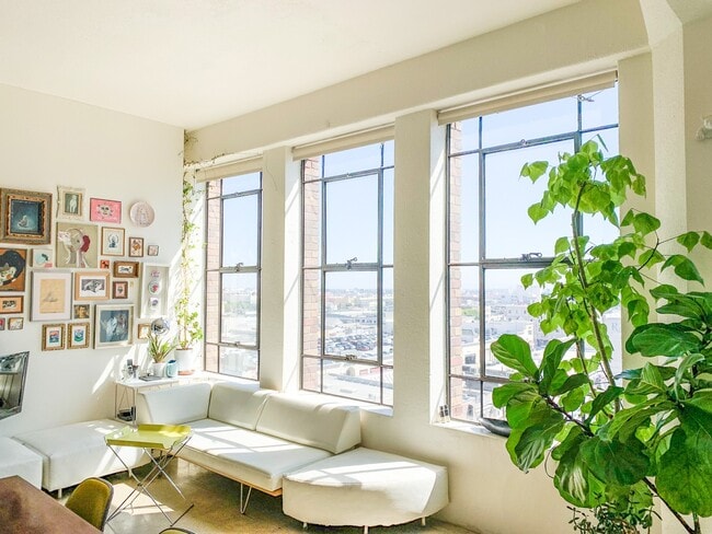 Building Photo - 315 E 8th St