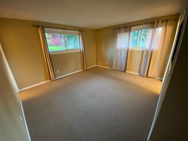 Building Photo - 2516 NE 45th St Rental