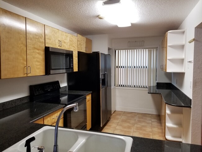 Building Photo - 430 Commodore Dr Unit Lago West Condominium