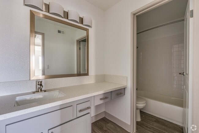 2 BR, 1 BA (Renovated) - 887 SF