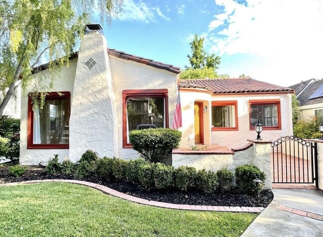 Photo - 1127 Clark Way