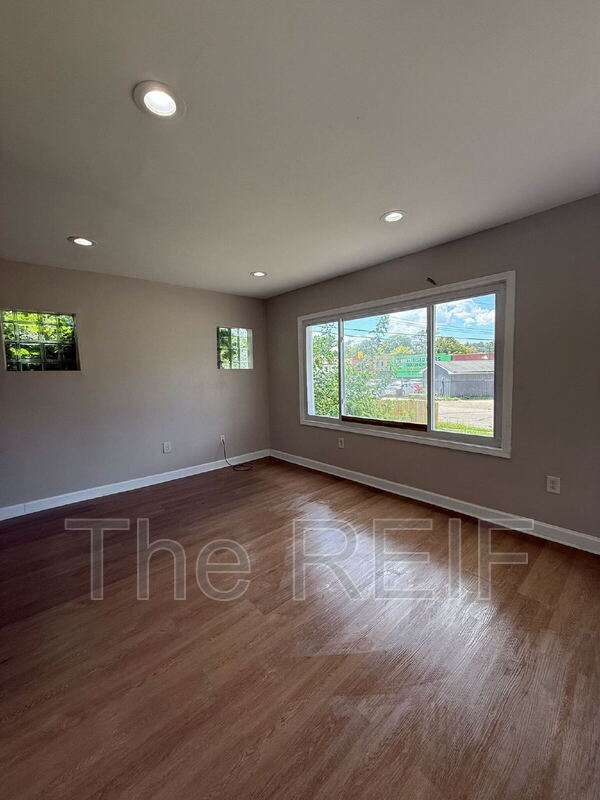 Building Photo - 14732 Woodmont Ave Rental
