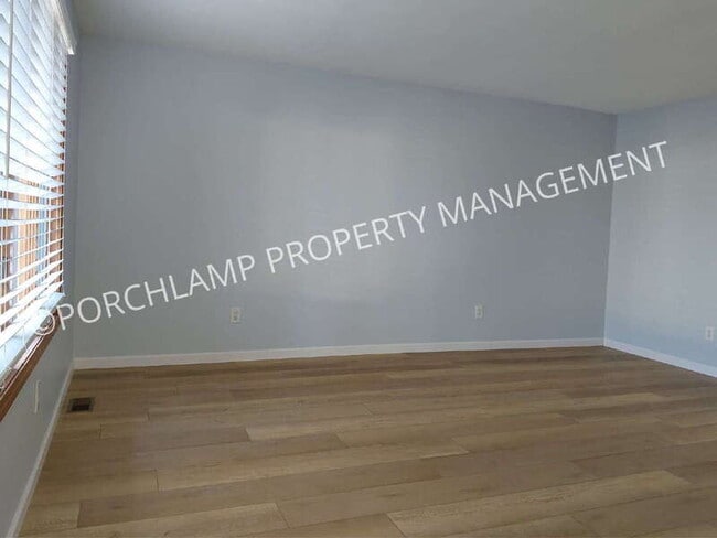 Photo - 587 Maryland Ave NE