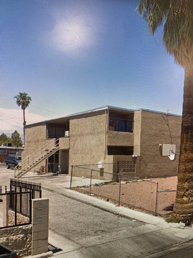 Building Photo - 729 N 11th St Unit 2