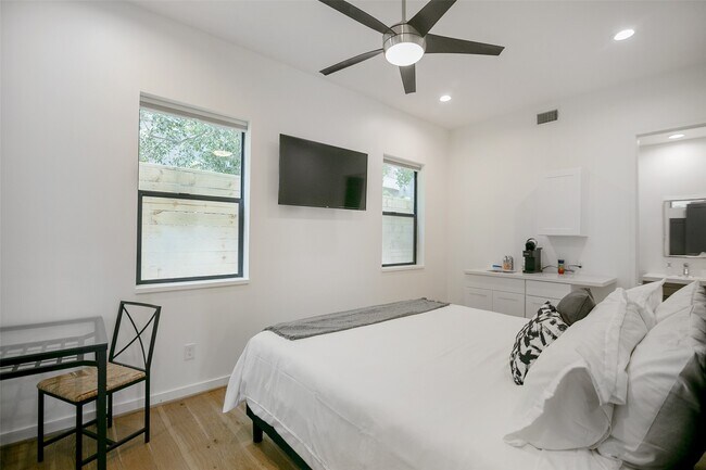 Photo - 511 Memorial Heights Dr