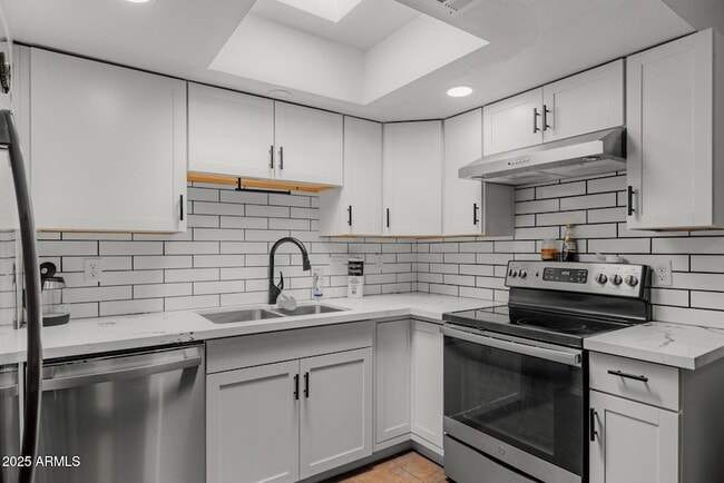 Building Photo - 6008 W Augusta Ave Rental