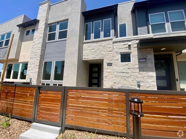 Building Photo - Luxury 3 br townhome Save up to $350 Each ...