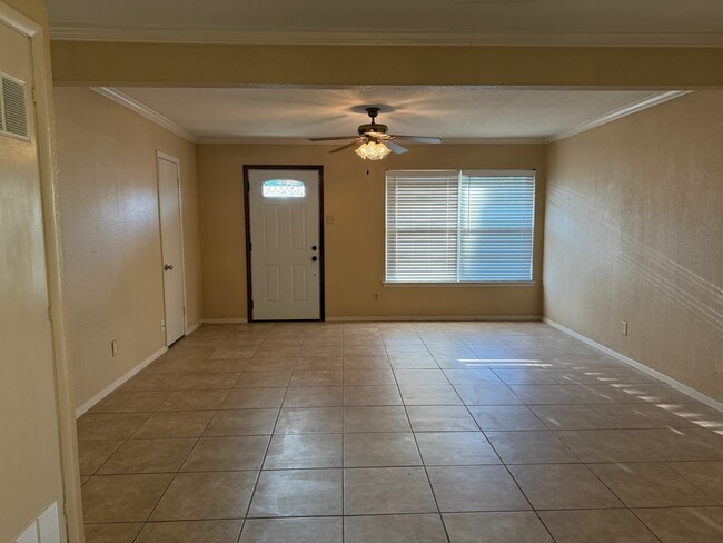 Photo - 902 Denton Dr