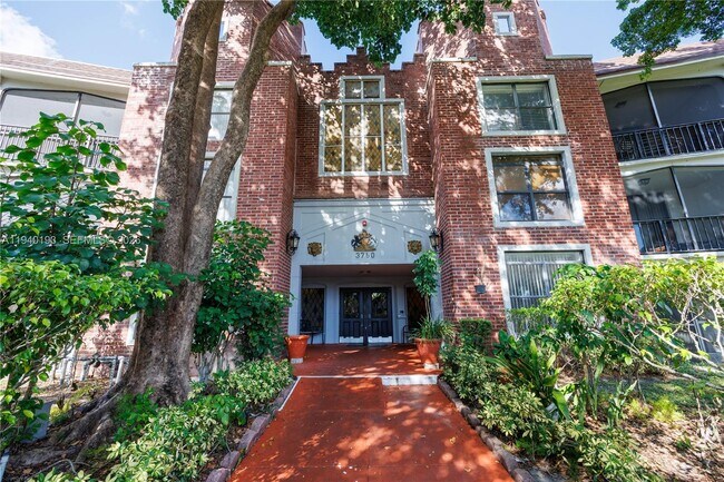 Building Photo - 3760 Inverrary Dr Unit 3D