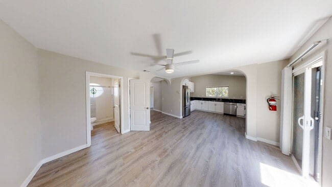 Newly Renovated! 4BD + Attached Studio (Le... - Newly Renovated! 4BD + Attached Studio (Le... Casa