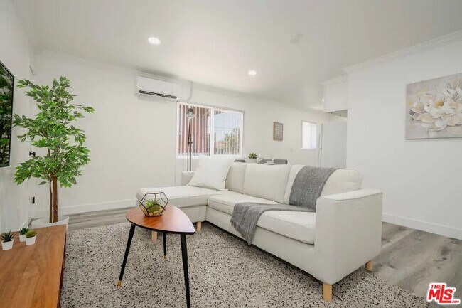 2417 S Budlong Ave Unit 3