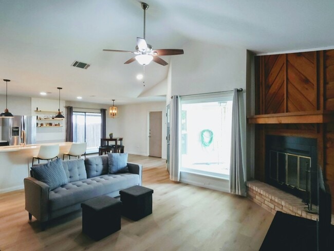 Photo - 922 Sundance St