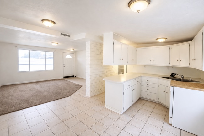 Building Photo - 13413 Minuteman Dr Unit 6