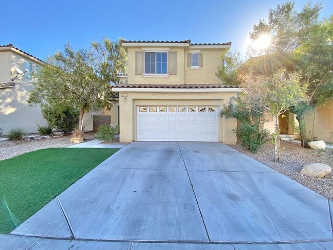 THIS SPACIOUS RESIDENCE FEATURES 4 BEDROOM... - THIS SPACIOUS RESIDENCE FEATURES 4 BEDROOM... Casa