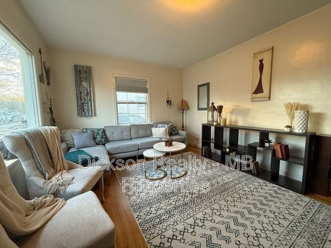 Photo - 631 Cheney St