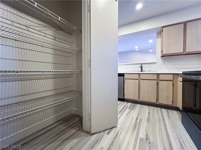 Building Photo - 8101 W Flamingo Rd Unit 2129