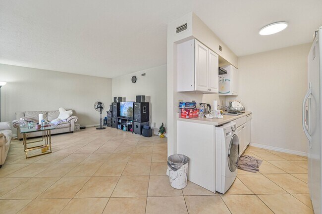 4633 Bayshore Dr