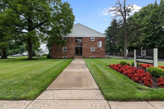 Photo - Livingston Gardens