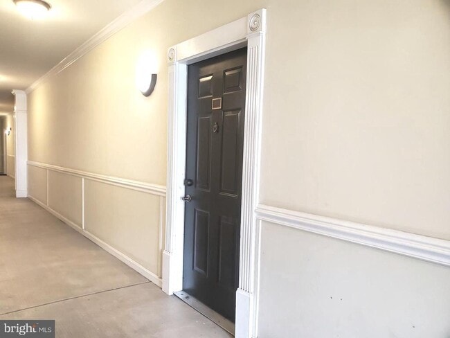 Building Photo - 4850 Eisenhower Ave Unit 202 Rental
