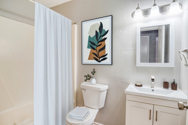 Espejo de lavabo e inodoro para baño blanco - Hillside Apartments