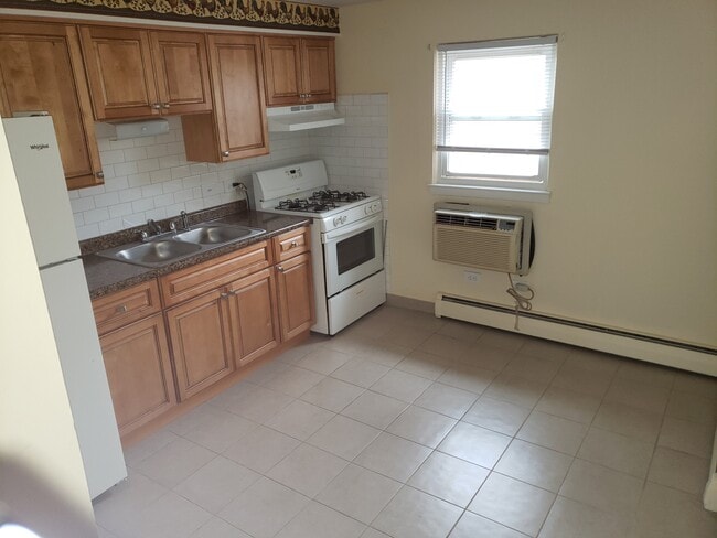 Kitchen - 6230 W 64th Pl Unit 4