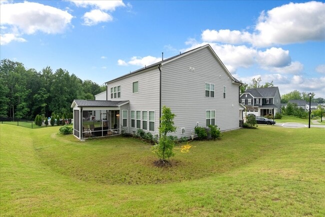 Photo - 736 Precipice Way