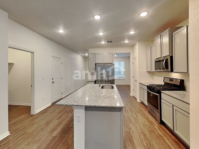 Photo - 457 Pebble Bend