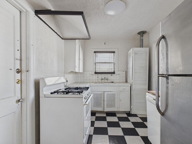 Building Photo - 1920 Richmond Ave. Unit 16