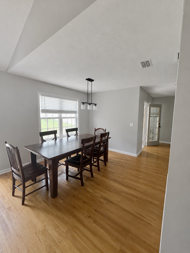 Comedor - 409 Williamsport Dr