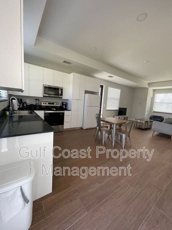 Photo - 681 Windermere Dr