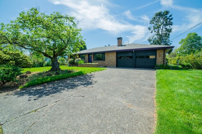 Building Photo - Large One Level Oregon City Home