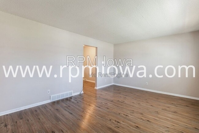 Photo - 215 NW Arlan Dr