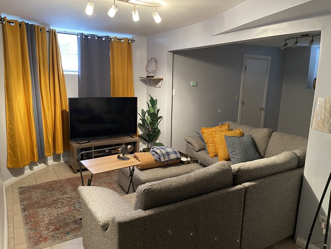 Building Photo - 6117 S Vernon Ave Unit Bsm