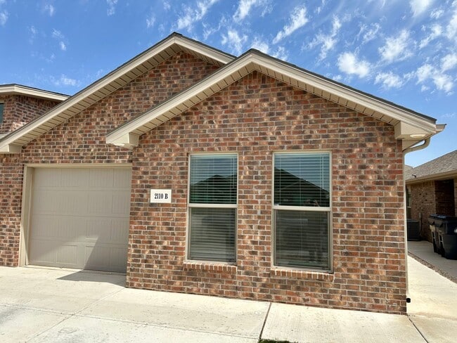 Building Photo - 3 bed 2 bath Duplex Available