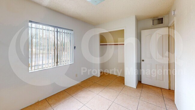 Photo - 1297 E 25th St
