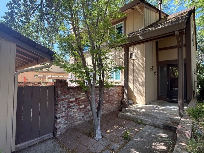 Newley Updated 4 bedroom, 2.5 bathroom Tow... - Newley Updated 4 bedroom, 2.5 bathroom Tow... House